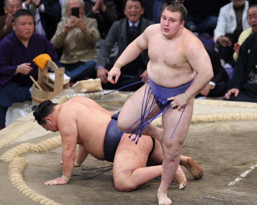 Danylo Yavhusishyn aduce primul titlu de sumo Ucrainei 1 ukrainian refugee danylo yavhusishyn wows japan to win his countrys first elite sumo title 692384a70e347