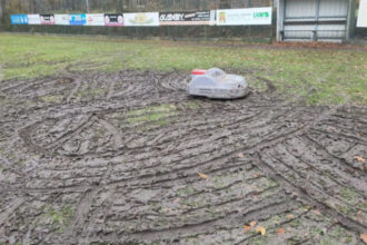 un robot de tuns gazonul a distrus terenul unui club din germania 6925fd7f4c263