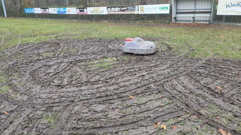 Robotul de tuns gazonul a avariat terenul unui club german 1 un robot de tuns gazonul a distrus terenul unui club din germania 6925fd7f4c263