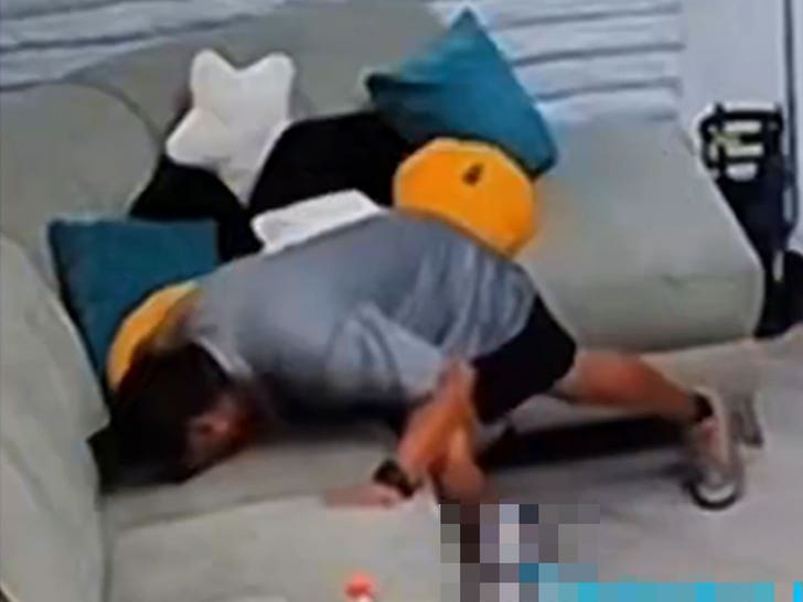 Bărbat mirosind o pernă după o fată într-un studio de dans 1 viral video shows man sniffing couch cushion where girl sat in dance studio 691f6d05d19c0