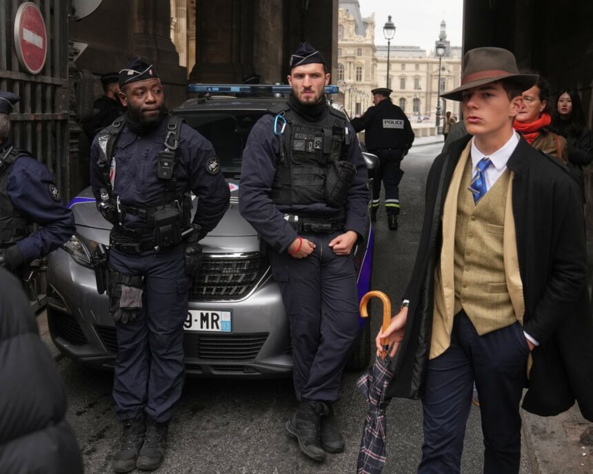 Fedora man: Tânărul din fotografia furtului de la Louvre 1 who is fedora man dapper french teenager in viral louvre heist photo unmasked 6911a47a3594b