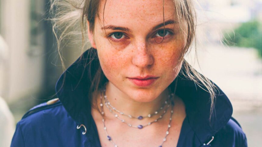 Copiii cu mame anxioase dezvoltă 11 comportamente tăcute 1 adults who were raised by tense nervous moms often do these 11 things in silence 6953d5a50ac32