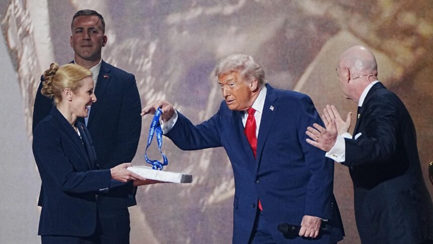 Donald Trump primește premiul FIFA pentru Pace 1 donald trump recompensat de fifa cu premiul pentru pace nu am nevoie de premii trebuie sa salvez vieti video 6933214a32c46