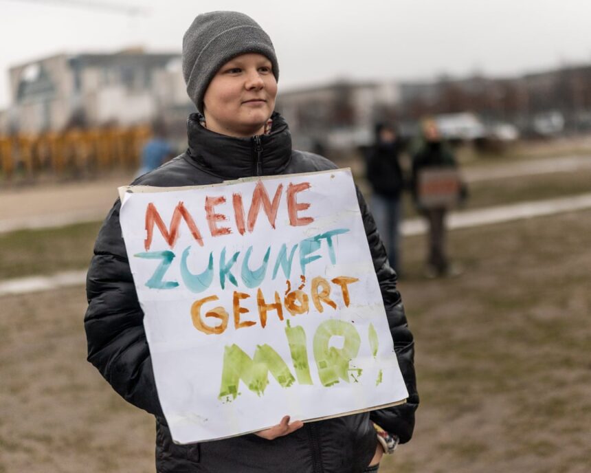 Parlamentarii germani aprobă serviciul militar în școli 1 german mps rubberstamp military service plan amid school pupil protests 6932f2ef46a83