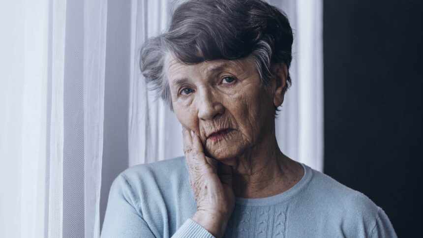 Obiceiuri care arată că mama se simte singură 1 if your mom has these 11 new habits shes more lonely than she admits 694f547adc700