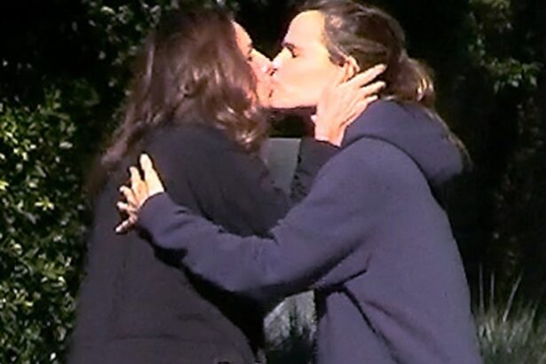 jennifer garner kisses gal pal see the pic 693740a397ad4