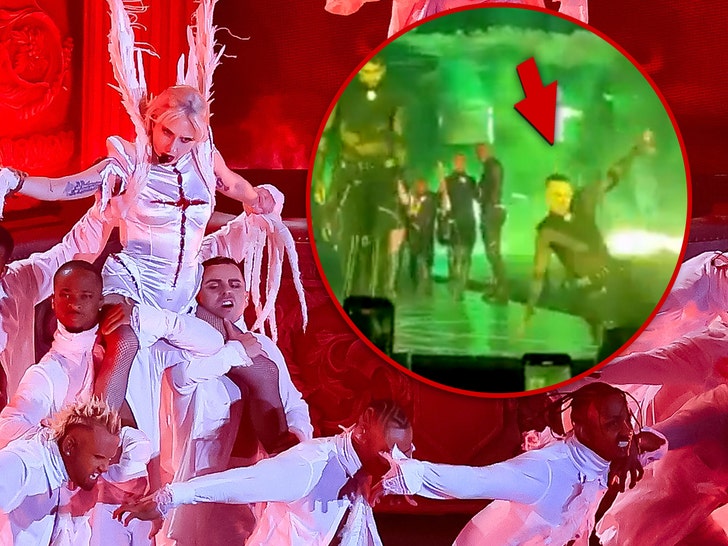 Lady Gaga oprește spectacolul după ce un dansator cade 1 lady gaga halts mayhem ball show after dancer falls off stage 693da5b3de90e