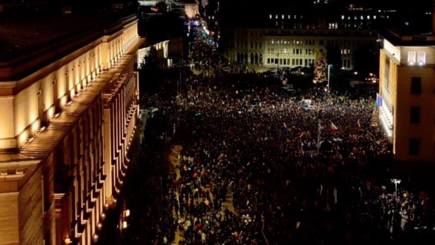 Proteste la Sofia împotriva majorărilor de taxe 1 proteste masive la sofia oamenii au iesit in strada revoltati de majorarile de taxe prevazute in proiectul de buget video 692df9abf1711