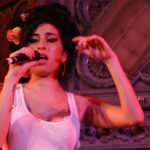 scandal din cauza rochiilor lui amy winehouse tatal artistei le acuza pe prietenele cantaretei ca i au vandut fara drept bunurile 693cf46a9b2aa