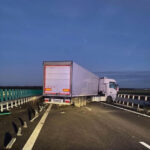 trafic blocat pe drumul expres craiova pitesti dupa ce un tir a lovit parapetul si a ramas blocat 693a856a98f7f
