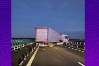 trafic blocat pe drumul expres craiova pitesti dupa ce un tir a lovit parapetul si a ramas blocat 693a856a98f7f