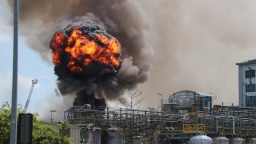 Explozie devastatoare la o uzină chimică din Franța 1 tragedie la o uzina chimica din franta un angajat a murit in urma unei explozii devastatoare 694c1e8643c6d