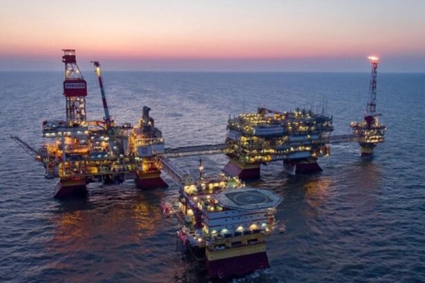 ucraina ataca din nou instalatiile petroliere rusesti din marea caspica doua platforme lukoil lovite de drone 693d010293203