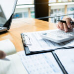 un singur director din subordinea ministerului economiei si a redus salariul ministru unii ar sta neplatiti ii intereseaza afacerile 69438c4cdf705