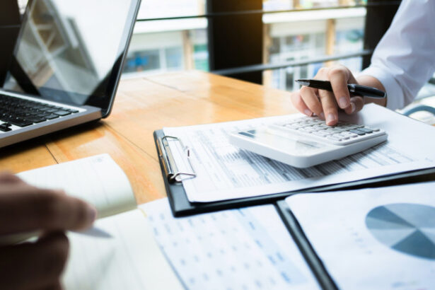 un singur director din subordinea ministerului economiei si a redus salariul ministru unii ar sta neplatiti ii intereseaza afacerile 69438c4cdf705