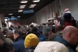 video aglomeratie la metroul din bucuresti dupa parada de 1 decembrie unui calator i s a facut rau 692daf79ba40b
