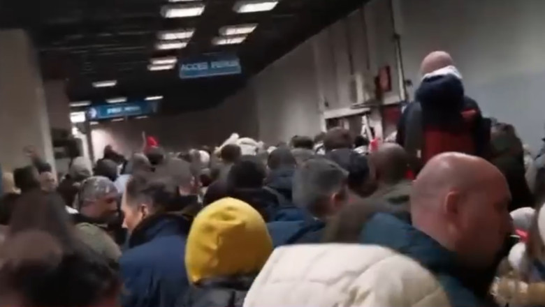 Aglomerație la metroul din București după 1 Decembrie 1 video aglomeratie la metroul din bucuresti dupa parada de 1 decembrie unui calator i s a facut rau 692daf79ba40b