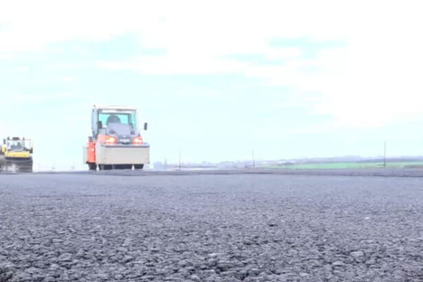 video dupa mai bine de un deceniu de blocaje apar primii kilometri de asfalt pe a3 in bihor imagini de pe santierul autostrazii 6931dc3651bd1