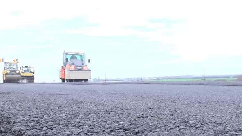 Primii kilometri de asfalt pe A3 în Bihor după 10 ani 1 video dupa mai bine de un deceniu de blocaje apar primii kilometri de asfalt pe a3 in bihor imagini de pe santierul autostrazii 6931dc3651bd1