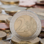 video estimari pesimiste euro ar putea ajunge la 52 lei in 2026 avertismentul economistilor privind impozitul minim pe cifra de afaceri 6943d1d8aafe8