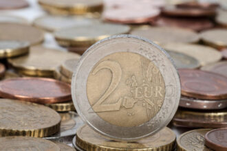 video estimari pesimiste euro ar putea ajunge la 52 lei in 2026 avertismentul economistilor privind impozitul minim pe cifra de afaceri 6943d1d8aafe8