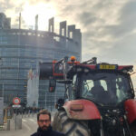 videofoto protest cu tractoare in fata parlamentului european fermierii se impotrivesc acordului ue mercosur 6942d0e444137