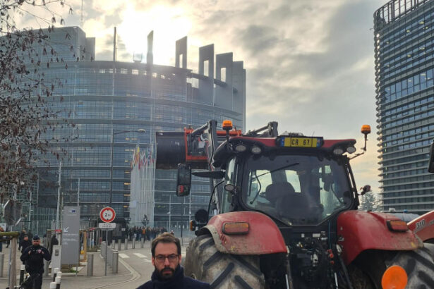 videofoto protest cu tractoare in fata parlamentului european fermierii se impotrivesc acordului ue mercosur 6942d0e444137