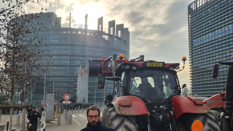 videofoto protest cu tractoare in fata parlamentului european fermierii se impotrivesc acordului ue mercosur 6942d0e444137