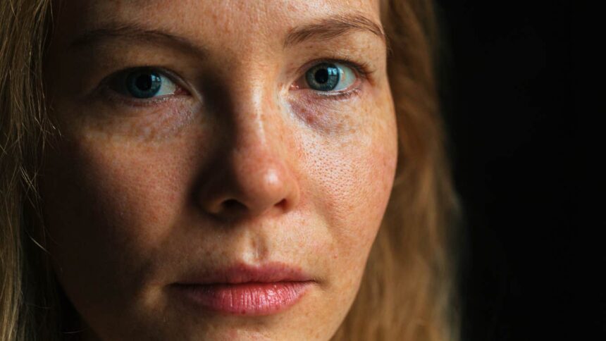 Comportamente neobișnuite ale celor cu o copilărie dificilă 1 11 odd behaviors youll notice in someone who had a rough childhood 696ff522e1c46