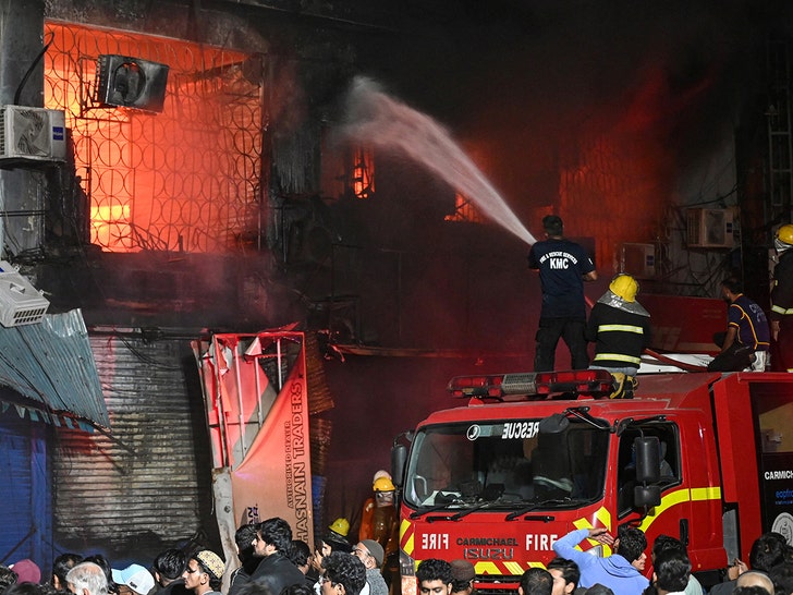 at least 6 dead dozens injured in shopping mall fire in pakistan 696cf9c51d79b
