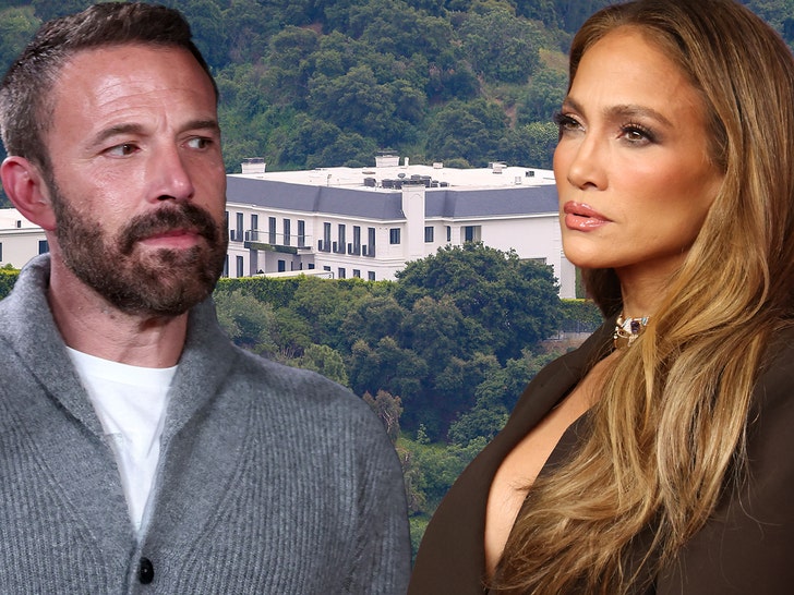 Ben Affleck și Jennifer Lopez retrag vila din Beverly Hills 1 ben affleck jennifer lopez pull beverly hills marital mansion off market 6977e5cd4a4aa