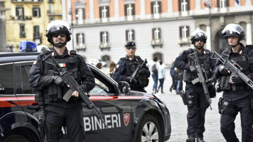 Români arestați în Milano pentru furt și împușcături 1 doi romani arestati in milano au furat arma unui politist si au deschis focul dupa ce i au furat ceasul si masina unui italian 696a46a74d8c3