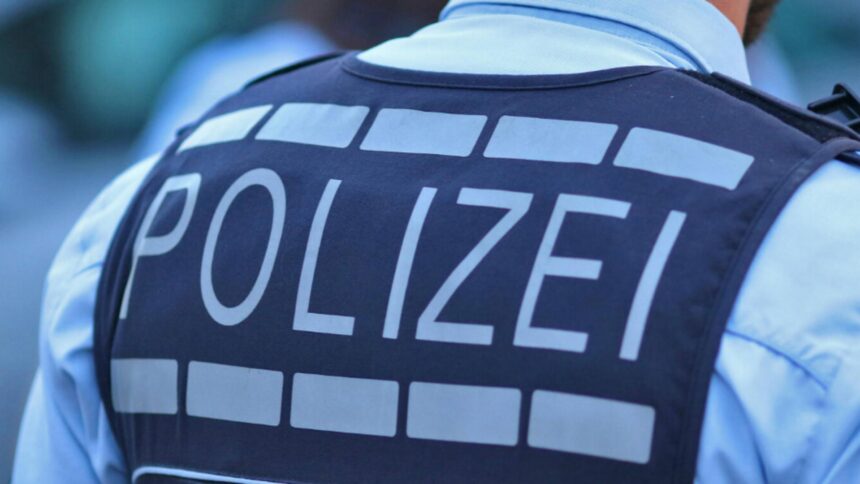 Români ținuți ostatici de un italian înarmat 1 doi romani tinuti ostatici de un italian inarmat mi a pus pistolul la tampla a tipat ca ne ucide pe toti cat a durat calvarul si cum au scapat 6964e7232b8d6