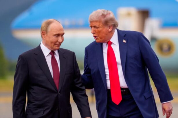 donald trump si a agatat in casa alba fotografia alaturi de vladimir putin realizata la summitul din alaska 697a10ac49041