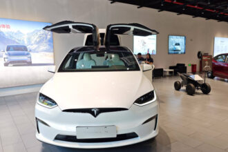 elon musk a anuntat ca tesla nu va mai produce cele mai scumpe modele ale sale compania isi dubleaza investitiile in roboti optimus 697b227de77cb