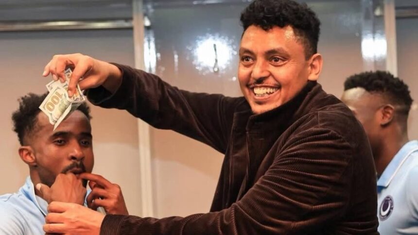 Gigi Becali și Reghecampf, îngropați în bancnote 1 foto show cu gigi becali al arabilor reghecampf si jucatorii sai ingropati in bancnote in vestiar 6978704a87f51