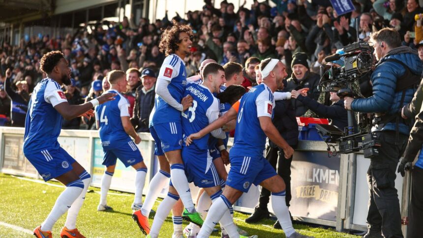 Liga 6 șochează în Cupa Angliei cu imagini spectaculoase 1 foto si video ce nebunie imagini spectaculoase dupa ce echipa din liga 6 a produs un soc de proportii in cupa angliei 6964de7715c03