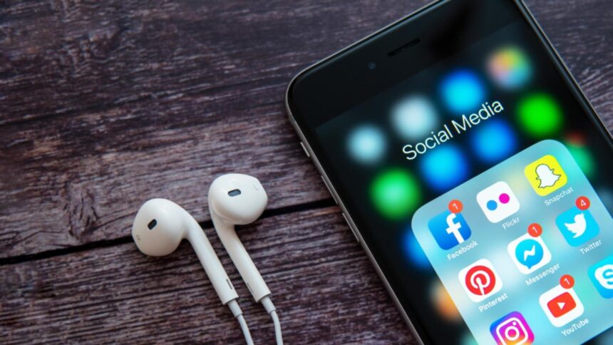 Franța ia în considerare interzicerea rețelelor sociale pentru adolescenți 1 franta urmeaza exemplul australiei retele sociale ar putea fi interzise pentru adolescenti 695645d06293b