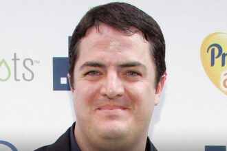 greys anatomy star steven w bailey reveals shocking diagnosis made him start using wheelchair 695ac7835d4d5