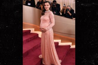 hailee steinfeld hits first red carpet since pregnancy news at golden globes 696464916e31e