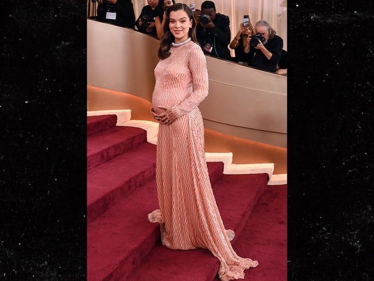 hailee steinfeld hits first red carpet since pregnancy news at golden globes 696464916e31e