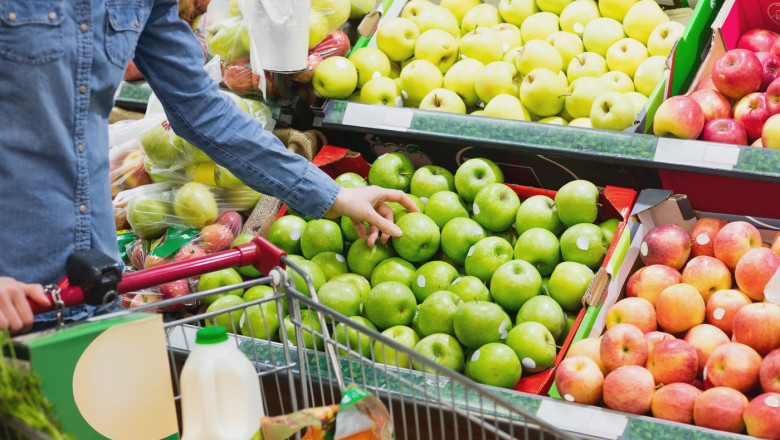 Merele din 13 țări europene, contaminate cu pesticide 1 merele vandute in 13 tari europene sunt contaminate cu un nivel alarmant de cocktailuri de pesticide studiu 697b804b830ca