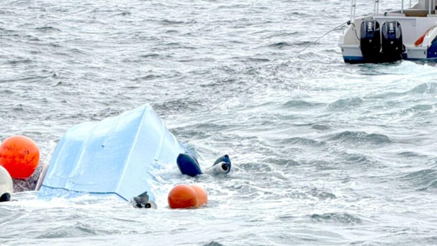 Barcă răsturnată în Oman: trei turiști francezi decedați 1 o barca in care se aflau 25 de turisti francezi s a rasturnat in largul omanului trei persoane au murit 69789638a1cfc