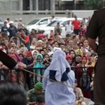 pedeapsa extrema in indonezia un cuplu a fost lovit public cu nuiaua pentru relatii sexuale in afara casatoriei femeia a lesinat 697cc1b7caab7