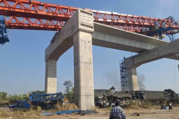tragedie pe calea ferata in thailanda macara prabusita peste un tren cel putin 12 morti 696730b584911
