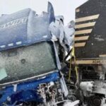 accident spectaculos in sua un tren a lovit in plin un camion blocat pe sine din cauza zapezii furtuna de iarna continua sa faca ravagii in sua 6980a1068d4bd