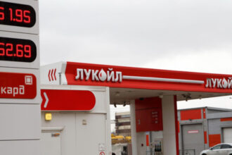 activele lukoil sunt vizate de cel putin alte doua companii in pofida acordului cu carlyle cu siguranta nu e o afacere incheiata 6984db9126568