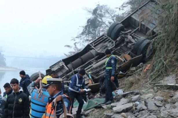 cel putin 19 oameni au murit dupa ce un autobuz s a prabusit 300 de metri in raul trishuli in nepal 699c07dc106a8