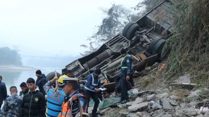 cel putin 19 oameni au murit dupa ce un autobuz s a prabusit 300 de metri in raul trishuli in nepal 699c07dc106a8
