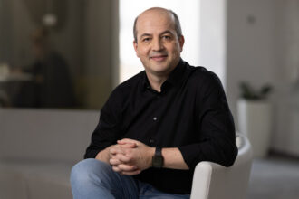 de ce raman unii angajati ani la rand in aceeasi companie intr o piata in care joburile se schimba tot mai des 6981b57852b94